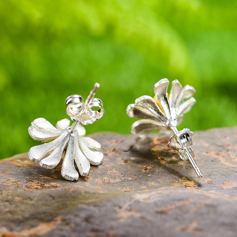 Dainty Daisy - Stud Earrings