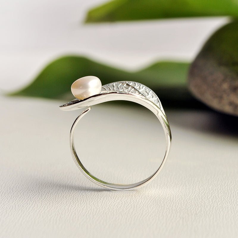 Pearly Leaf - Adjustable Ring - MetalVoque