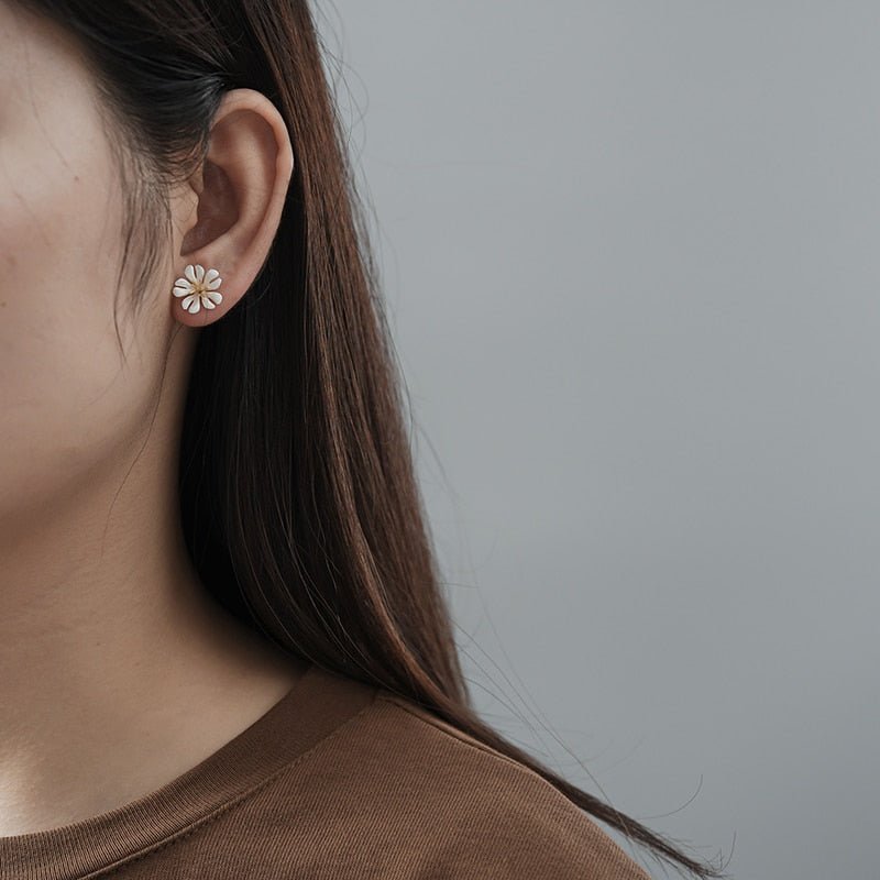 Dainty Daisy - Stud Earrings